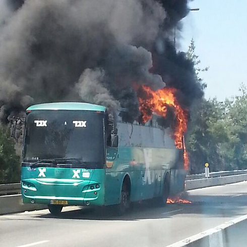 האוטובוס הבוער בכביש מספר 1 (צילום: משטרת ישראל, אגף התנועה) (צילום: משטרת ישראל, אגף התנועה)