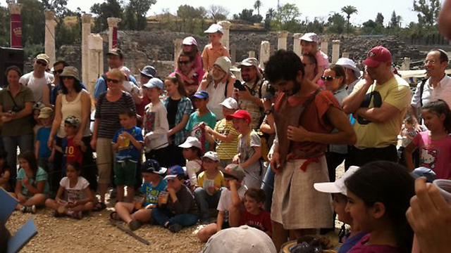 הילדים נהנים משיחזור העיר הרומית בבית שאן (צילום: אטי קוריאט) (צילום: אטי קוריאט)