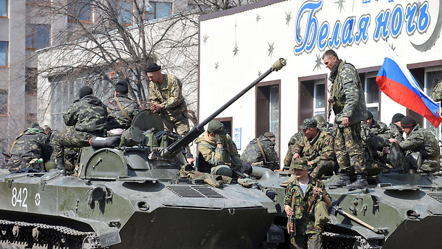 "עבודה טובה בחורים". כוח פרו-רוסי בסלביאנסק (צילום: AFP) (צילום: AFP)
