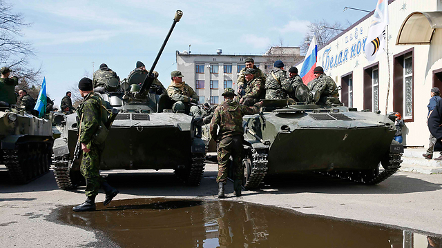 חמושים פרו-רוסים בסלוביאנסק שבמזרח אוקראינה (צילום: רויטרס) (צילום: רויטרס)