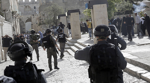 המהומות בהר הבית. "אל-אקצה הוא שלנו" (צילום: AFP) (צילום: AFP)
