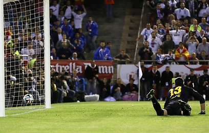 פינטו משקיף על הכדור נכנס לרשת (צילום: AFP) (צילום: AFP)