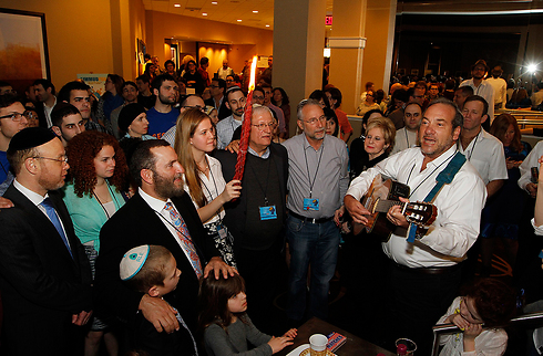 Rabbi Yechiel Eckstein playing the guitar (Photo: Limmud FSU)