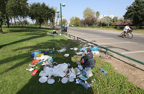 פסולת בפארק הירקון אחרי פסח (צילום: ירון ברנר) (צילום: ירון ברנר)