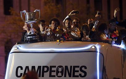 ריאל מדריד חוגגת בסיבלס עם אוהדיה את הזכייה בגביע (צילום: רויטרס) (צילום: רויטרס)