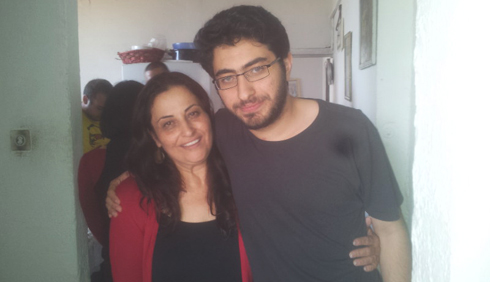 כיאל עם אמו לאחר ששוחרר (צילום: חסן שעלאן) (צילום: חסן שעלאן)