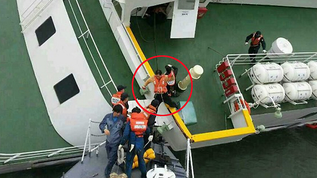 רב החובל מתועד בורח מהאונייה השוקעת (צילום: EPA) (צילום: EPA)