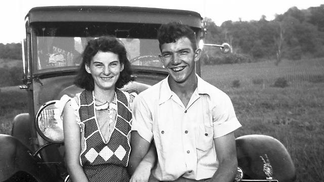 תמיד החזיקו ידיים. הזוג פלומלי בשנת 1941 (צילום: AP) (צילום: AP)