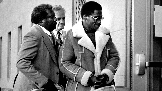 קרטר מובא לבית המשפט ב-1985 (צילום: AP) (צילום: AP)