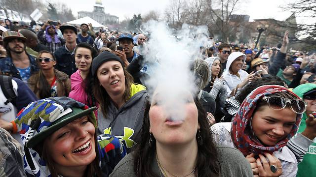 המעשנים חוגגים בקולורדו (צילום: AP) (צילום: AP)