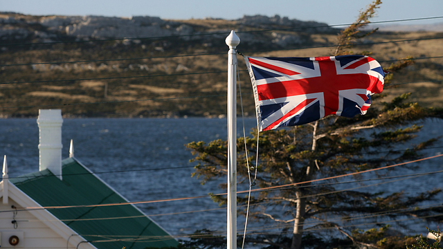 הממשלה גובה מסים בעצמה ויש לה שטרות כסף משלה. דגל בריטניה באיי פוקלנד (צילום: AFP) (צילום: AFP)