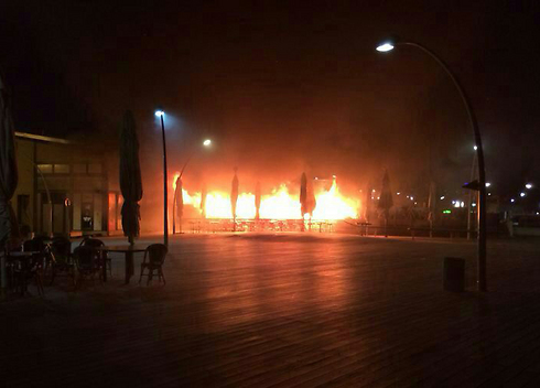 השריפה הלילה בהאנגר 23 (צילום: דוברות כבאות ת"א) (צילום: דוברות כבאות ת