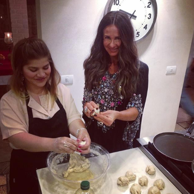 ג'קי מלמדת את לאה לאפות (צילום: Instagram) ג'קי מלמדת את לאה לאפות (צילום: Instagram)