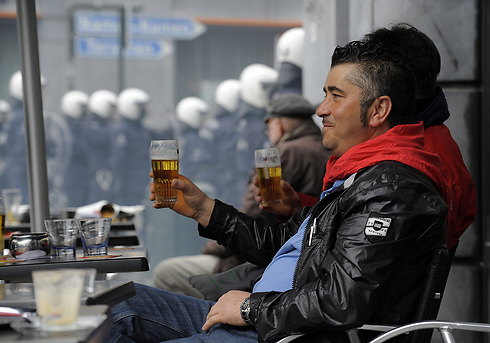 נהנים מכוס בירה בבריסל. עוד ועוד מבשלות קטנות וביתיות (צילום: AFP) (צילום: AFP)
