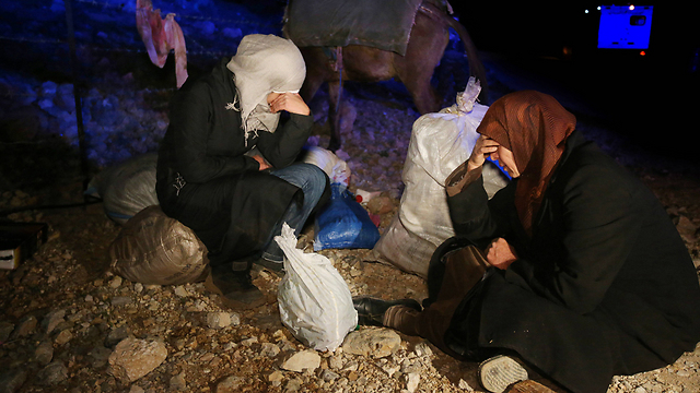 מימין לשמאל: סמירה עסראווי, בת 45, ובתה מרווה, בת 19. עם הגיען ללבנון הן פורצות בבכי ומחכות לצבא המקומי, שיעביר אותן למחנה הפליטים (צילום: AP) (צילום: AP)