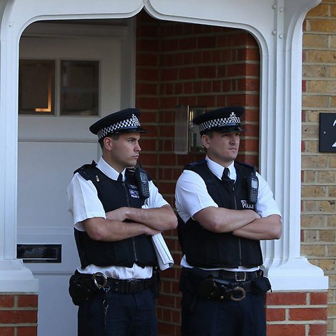 שוטרים ליד הבית בלונדון שבו נמצאו הגופות (צילום: EPA) (צילום: EPA)