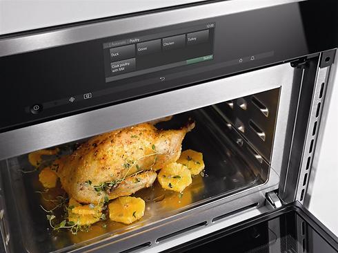 התנור יעזור לכם להפוך לשפים מקצועיים - פשוט תעקבו אחרי הוראות המתכון ואופן הבישול המופיעים על צג התנור ()