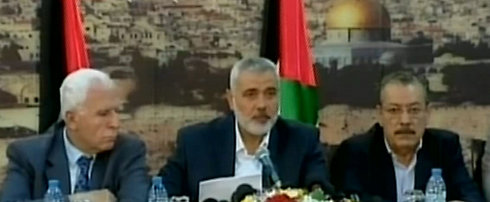 Palestinian unity announced: Haniyeh with Hamas official Abu Marzook and PLO representative Bassam Salhi (Photo: Reuters)