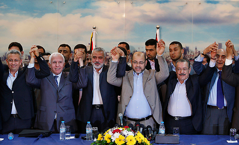 Fatah and Hamas announce signing of Palestinian reconciliation agreement in April (Photo: Reuters)