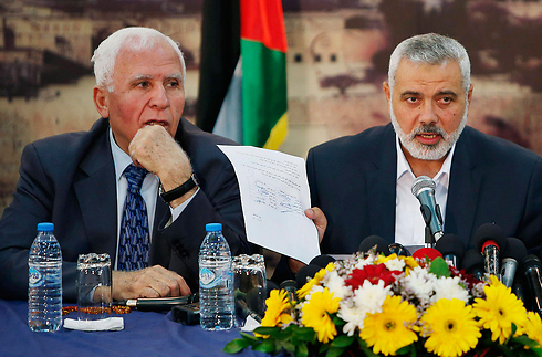 Al-Ahmad and Haniyeh speaking about reconciliation (Photo: Reuters)