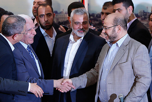 A reconciliation meeting between Fatah and Hamas (Photo: Reuters) 