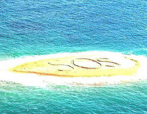 ה-SOS שציירו על החול (צילום: EPA) (צילום: EPA)