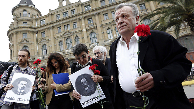 מפגינים ארמנים באיסטנבול עם תמונות קורבנות השואה הארמנית (צילום: EPA) (צילום: EPA)