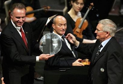 קארל היינץ רומיניגה מקבל עבור באיירן את הפרס על שם הירש ב-2005 (צילום: גטי אימג'ס) (צילום: גטי אימג'ס)