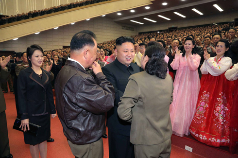 הרודן של צפון קוריאה קים בהופעתן של הבנות לאחרונה (צילום:  KNS , AFP) (צילום:  KNS , AFP)