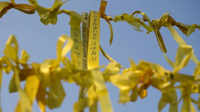 סרטים צהובים לזכר הקורבנות (צילום: AFP) (צילום: AFP)