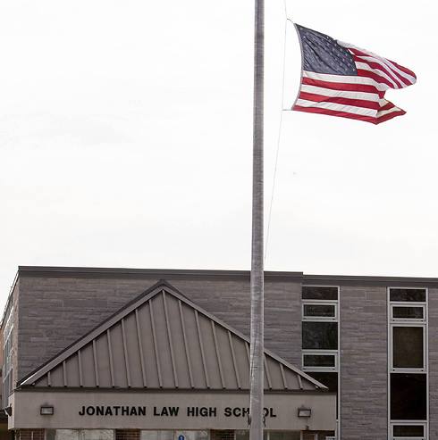 הנהלת בית הספר הורידה את הדגל לחצי התורן בעקבות הרצח (צילום: רויטרס) (צילום: רויטרס)