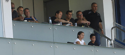 ניר ברקת עם אלי טביב באיצטדיון טדי (צילום: אוהד צויגנברג) (צילום: אוהד צויגנברג)