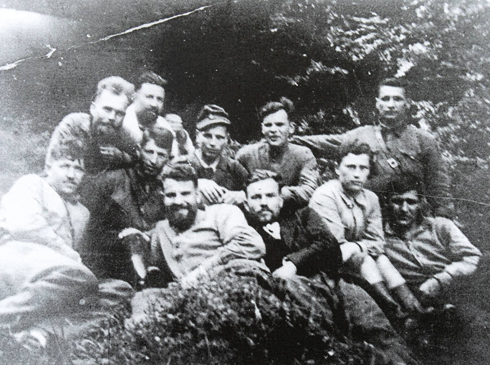 עם הפרטיזנים בזמן המלחמה ( צילום: גיל נחושתן) ( צילום: גיל נחושתן)