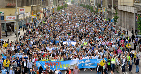 המצעד בבודפשט. העוני גובר ומחפשים את מי להאשים (צילום: EPA) (צילום: EPA)