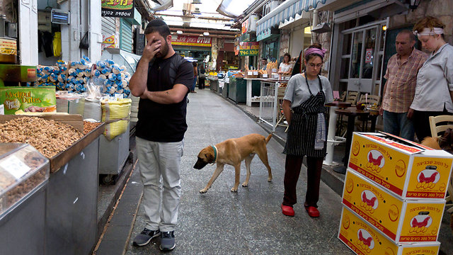 עומדים בשוק מחנה יהודה, ירושלים (צילום: EPA) (צילום: EPA)