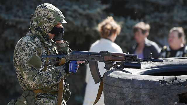 מחזקים אחיזה במזרח אוקראינה. חמוש פרו-רוסי בקוסטינטיניבקה (צילום: רויטרס) (צילום: רויטרס)