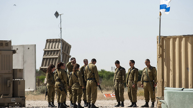 IDF troops stand to attention for the siren on Holocaust Remembrance Day (Photo: AFP)