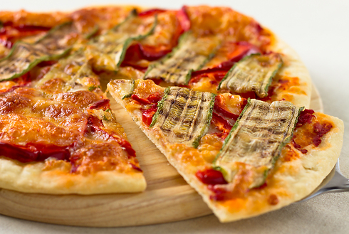 גם לטבעונים מותר. פיצה פסטו עם ירקות קלויים וגבינת סויה (צילום: sutterstock) (צילום: sutterstock)