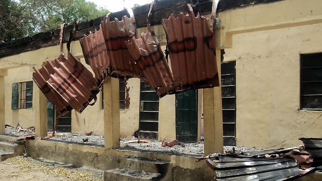 תוצאות התקיפה של בית הספר. מעל 300 תלמידות נלקחו מהמקום (צילום: AP) (צילום: AP)