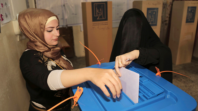 בחירות ראשונות מאז נסיגת האמריקנים. קלפי בבגדד (צילום: AP) (צילום: AP)