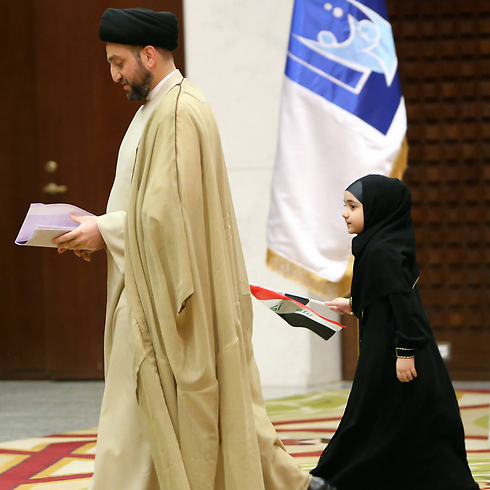הביא את בתו לקלפי. עמאר אל-חכים, מנהיג "המועצה העליונה האיסלאמית" (צילום: AFP) (צילום: AFP)