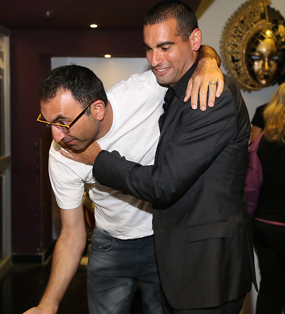 אנדי רם עם הקומיקאי ישראל קטורזה (צילום: אורן אהרוני) (צילום: אורן אהרוני)