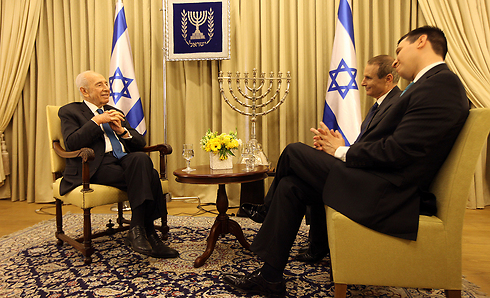 President Peres talks with with Attila Somfalvi and Ynet's former editor-in-chief Yon Feder  (Photo: Gil Yohanan) (Photo: Gil Yohanan)