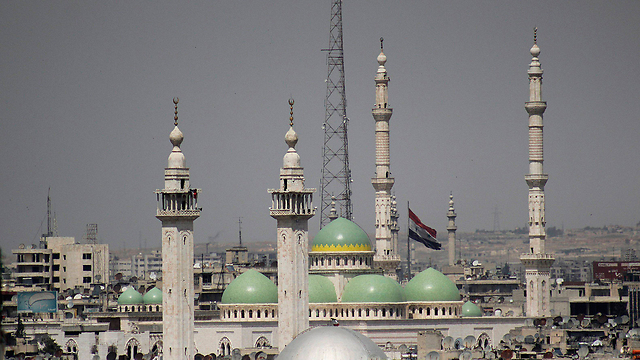 נותרו שלמים. מסגדים בחלב ולצדם מתנופף דגל סוריה (צילום: רויטרס) (צילום: רויטרס)