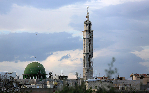 הם פוגעים גם במסגדים. מסגד שניזוק בעיר מורק במחוז חמה (צילום: רויטרס) (צילום: רויטרס)