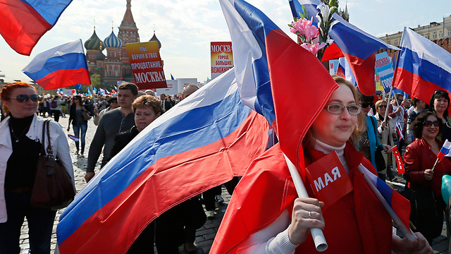 דגלי רוסיה בכיכר האדומה, היום (צילום: EPA) (צילום: EPA)