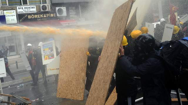 עימותים באיסטנבול, היום בצהריים (צילום: AFP) (צילום: AFP)