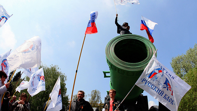 גם בדונייצק שבמזרח אוקראינה חגגו עם דגלי רוסיה (צילום: AFP) (צילום: AFP)