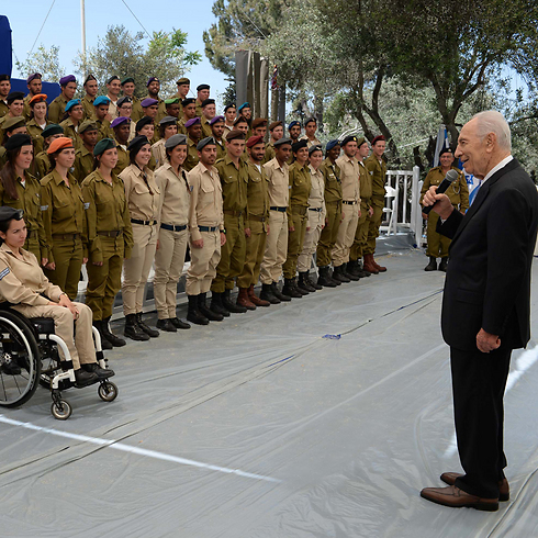 President Peres surprising soldiers at a rehersal for Independence Day ceremony (Photo: Kobi Gideon, GPO)