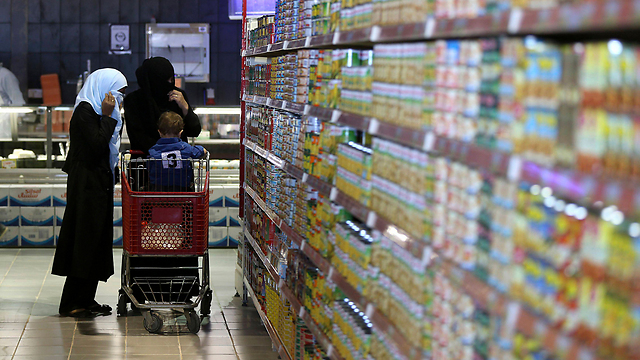 Syrian refugees shop in a market at new refugee camp (Photo: Reuters)  (Photo: Reuters)